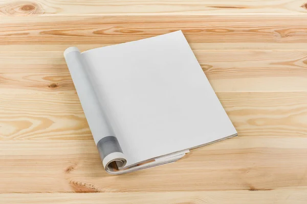 Mock-up tijdschriften of catalogus op natuurlijke houten tafel achtergrond. — Stockfoto