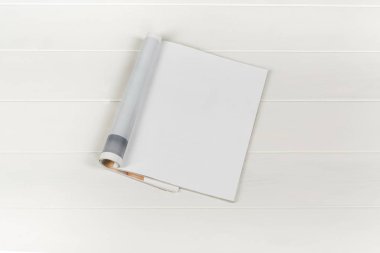 Mock-up dergi veya Beyaz ahşap masa arka plan üzerinde Kataloğu.