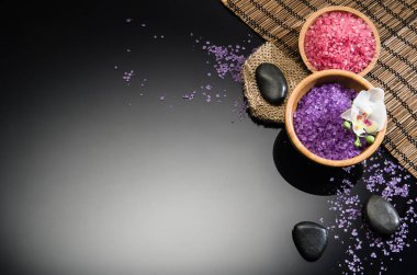 Siyah arka plan üzerine Spa kavramı. Kopya alanı ile Üstten Görünüm