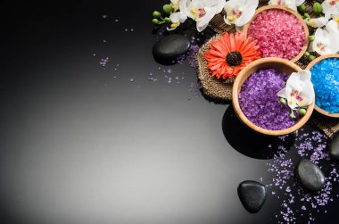 Siyah arka plan üzerine Spa kavramı. Kopya alanı ile Üstten Görünüm