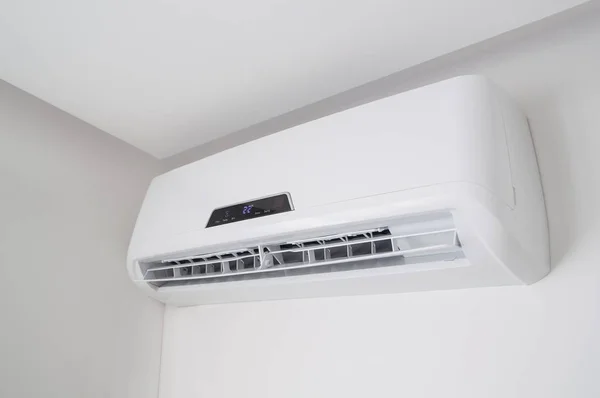 Split luftkonditionering på en vit vägg i platt inomhus — Stockfoto