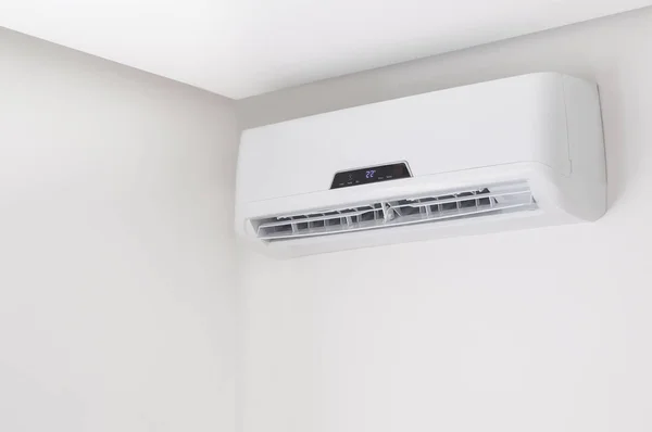 Split-airconditioner op een witte muur in flat binnenshuis — Stockfoto