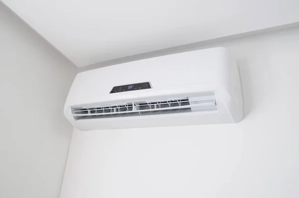 Split Klima kapalı düz beyaz bir duvar üzerinde
