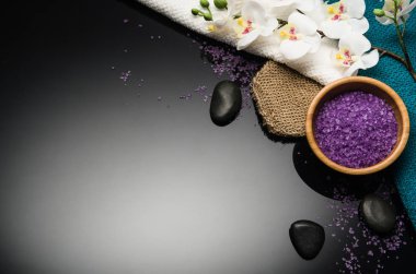 Siyah arka plan üzerine Spa kavramı. Kopya alanı ile Üstten Görünüm