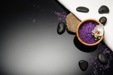 Siyah arka plan üzerine Spa kavramı. Kopya alanı ile Üstten Görünüm