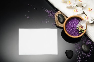 Siyah arka plan üzerine Spa kavramı. Kopya alanı ile Üstten Görünüm