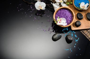 Siyah arka plan üzerine Spa kavramı. Kopya alanı ile Üstten Görünüm