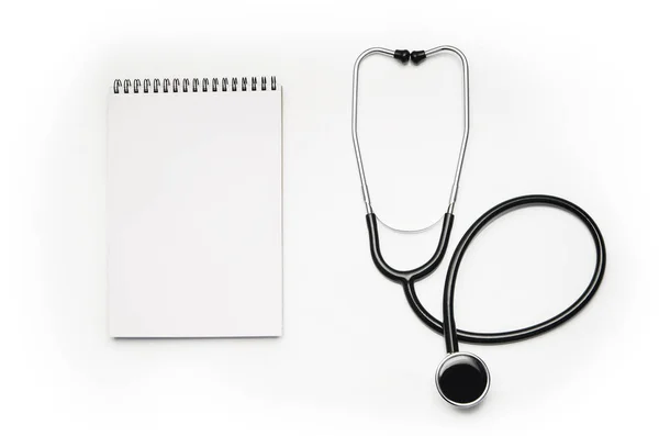 Stethoscoop geïsoleerd op een witte achtergrond. Foto van het bovenaanzicht — Stockfoto