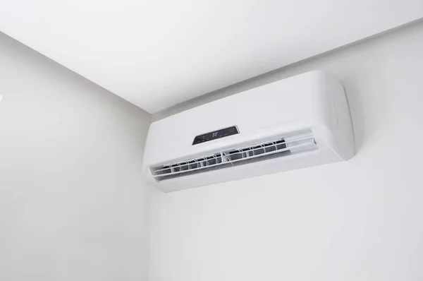 Acondicionador de aire dividido en una pared blanca en interiores planos — Foto de Stock