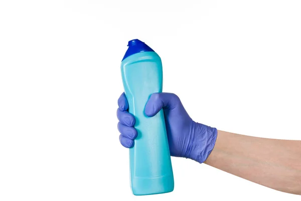 Main masculine en gant de nettoyage bleu en latex tenant une bouteille — Photo
