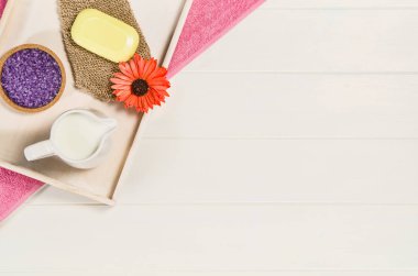 Spa çerçeve üstten görünüm. Arka plan beyaz ahşap masa üzerinde