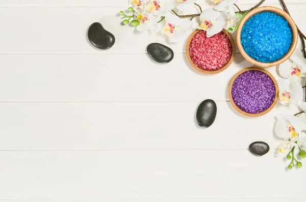 Spa çerçeve üstten görünüm. Arka plan beyaz ahşap masa üzerinde