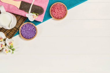 Spa çerçeve üstten görünüm. Arka plan beyaz ahşap masa üzerinde