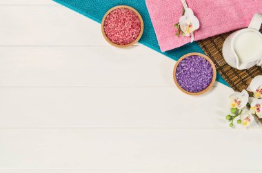 Spa çerçeve üstten görünüm. Arka plan beyaz ahşap masa üzerinde