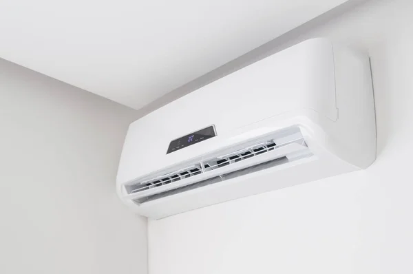 Acondicionador de aire dividido primer plano en pared blanca en interior plano — Foto de Stock