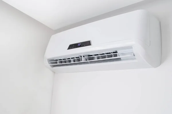 Acondicionador de aire dividido en una pared blanca en interiores planos — Foto de Stock