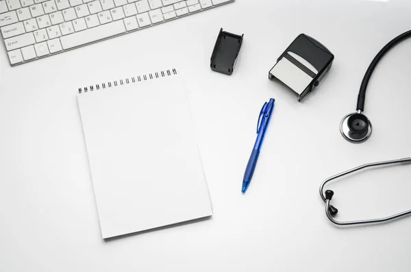 Bureau médical avec accessoires et produits médicaux. Photographie vue du dessus — Photo