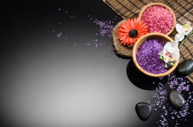 Siyah arka plan üzerine Spa kavramı. Kopya alanı ile Üstten Görünüm