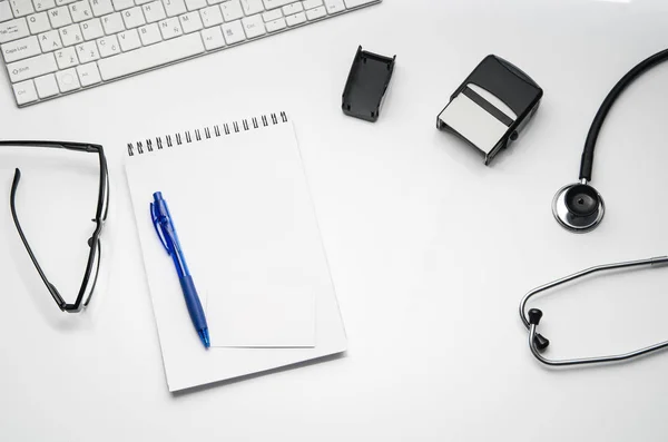 Artsen Bureau met medische accessoires en producten. Foto van het bovenaanzicht — Stockfoto