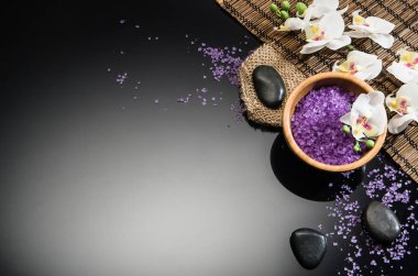 Siyah arka plan üzerine Spa kavramı. Kopya alanı ile Üstten Görünüm