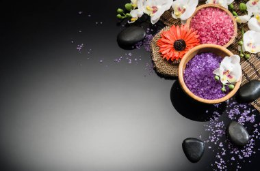 Siyah arka plan üzerine Spa kavramı. Kopya alanı ile Üstten Görünüm