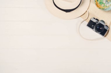 Seyahat aksesuarları için Beyaz ahşap arka plan karesinde Üstten Görünüm