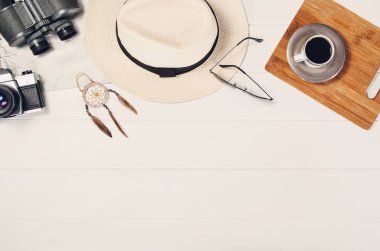 Seyahat aksesuarları için Beyaz ahşap arka plan karesinde Üstten Görünüm