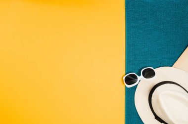 Kopya alanı ile seyahat üstten görünüm sarı arka plan için aksesuarlar