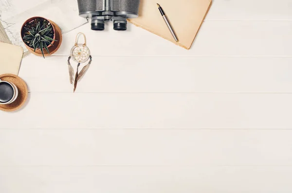 Accessoires voor reizen bovenaanzicht op witte achtergrond van de houten frame — Stockfoto