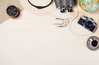 Seyahat aksesuarları için Beyaz ahşap arka plan karesinde Üstten Görünüm