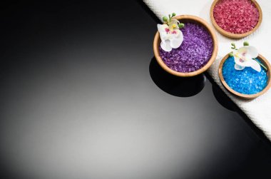 Siyah arka plan üzerine Spa kavramı. Kopya alanı ile Üstten Görünüm
