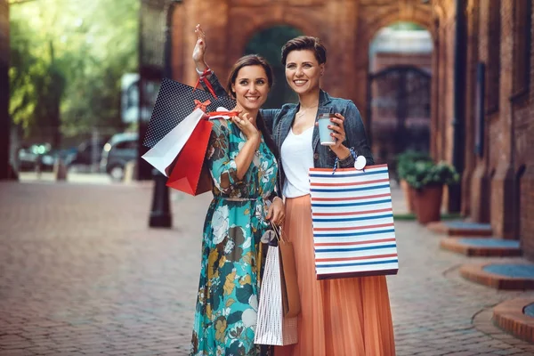 Two young fashion women with shopping bags in the city — Stock Photo, Image