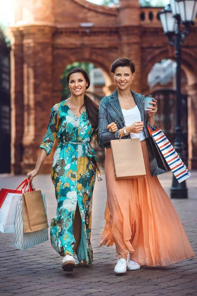 Two young fashion women with shopping bags in the city — Stock Photo, Image