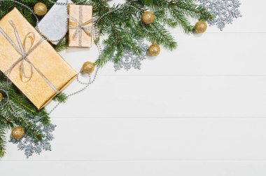 Noel hediyeleri veya hediyeler arka plan üzerinde beyaz çerçeve Üstten Görünüm