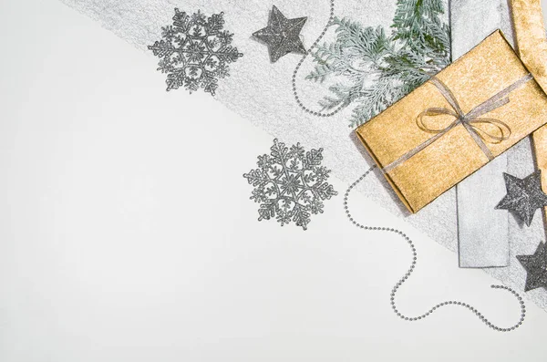 Regali di Natale o regali sfondo cornice vista dall'alto su bianco — Foto Stock
