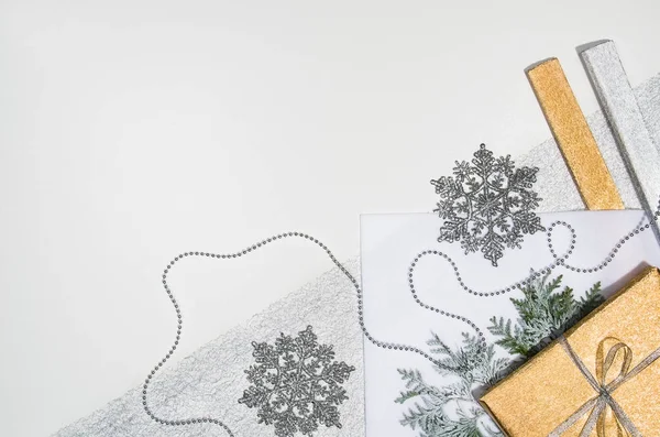 Regali di Natale o regali sfondo cornice vista dall'alto su bianco — Foto Stock
