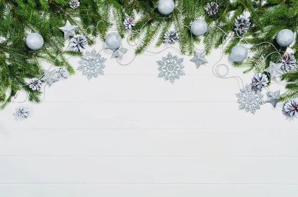 Cornice di Natale vista dall'alto sul bianco con spazio di copia — Foto Stock