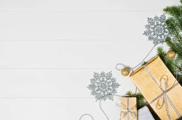 Weihnachtsgeschenke oder Geschenke Hintergrund Rahmen Draufsicht auf weiß — Stockfoto