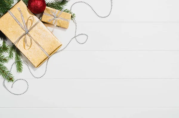 クリスマス プレゼントや贈り物の背景白のフレーム上面 — ストック写真