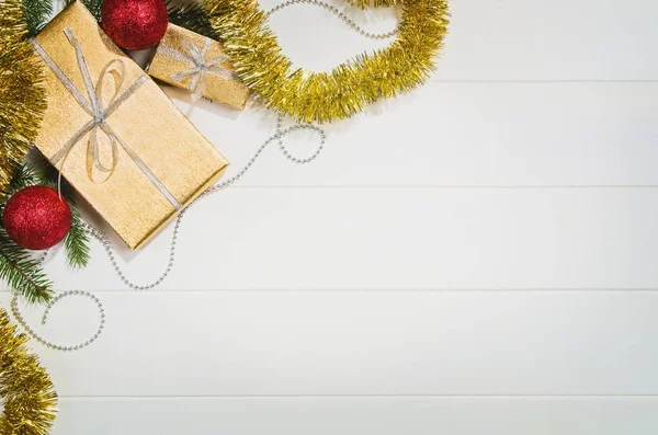 Kerstcadeautjes of geschenken bovenaanzicht van het frame op witte achtergrond — Stockfoto