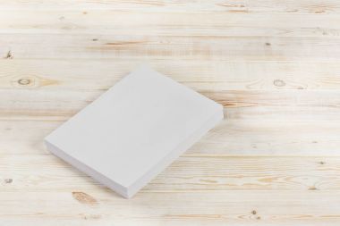 Mockup dergi, afiş, broşür veya el ilanı beyaz arka plan üzerinde izole