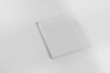 Mockup dergi, afiş, broşür veya el ilanı beyaz arka plan üzerinde izole