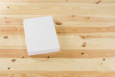 Mockup dergi, afiş, broşür veya el ilanı üzerinde ahşap arka plan izole