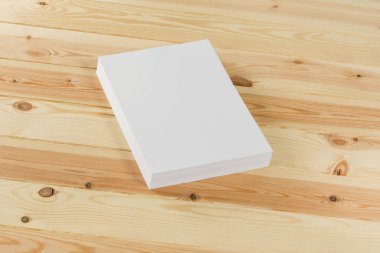 Mockup dergi, afiş, broşür veya el ilanı üzerinde ahşap arka plan izole
