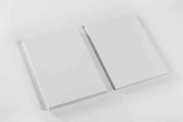 Mockup dergi, afiş, broşür veya el ilanı beyaz arka plan üzerinde izole