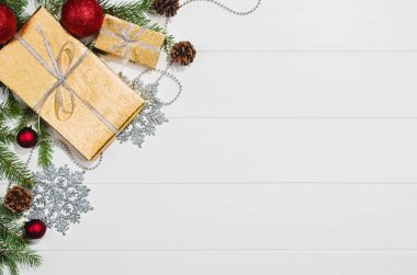 Noel hediyeleri veya hediyeler arka plan üzerinde beyaz çerçeve Üstten Görünüm