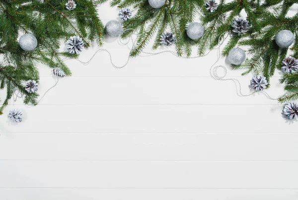 Cornice di Natale vista dall'alto sul bianco con spazio di copia — Foto Stock