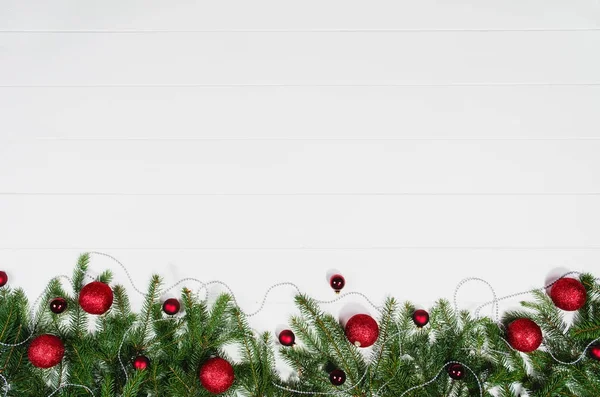 Jul bakgrund ram ovanifrån på vitt med kopia utrymme — Stockfoto