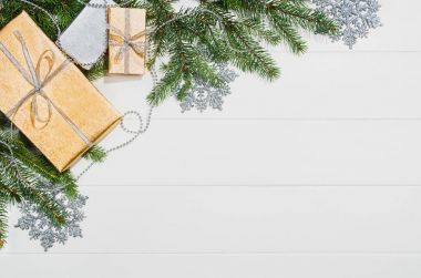 Noel hediyeleri veya hediyeler arka plan üzerinde beyaz çerçeve Üstten Görünüm