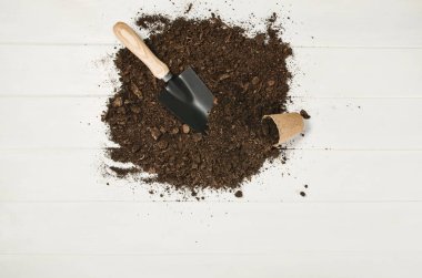 Beyaz ahşap plakalar arka plan üzerinde Araçlar üstten görünüm Bahçe